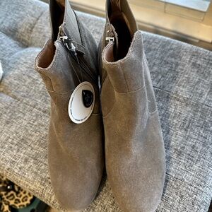 Suede Carlson gray boots in size 8.5.
